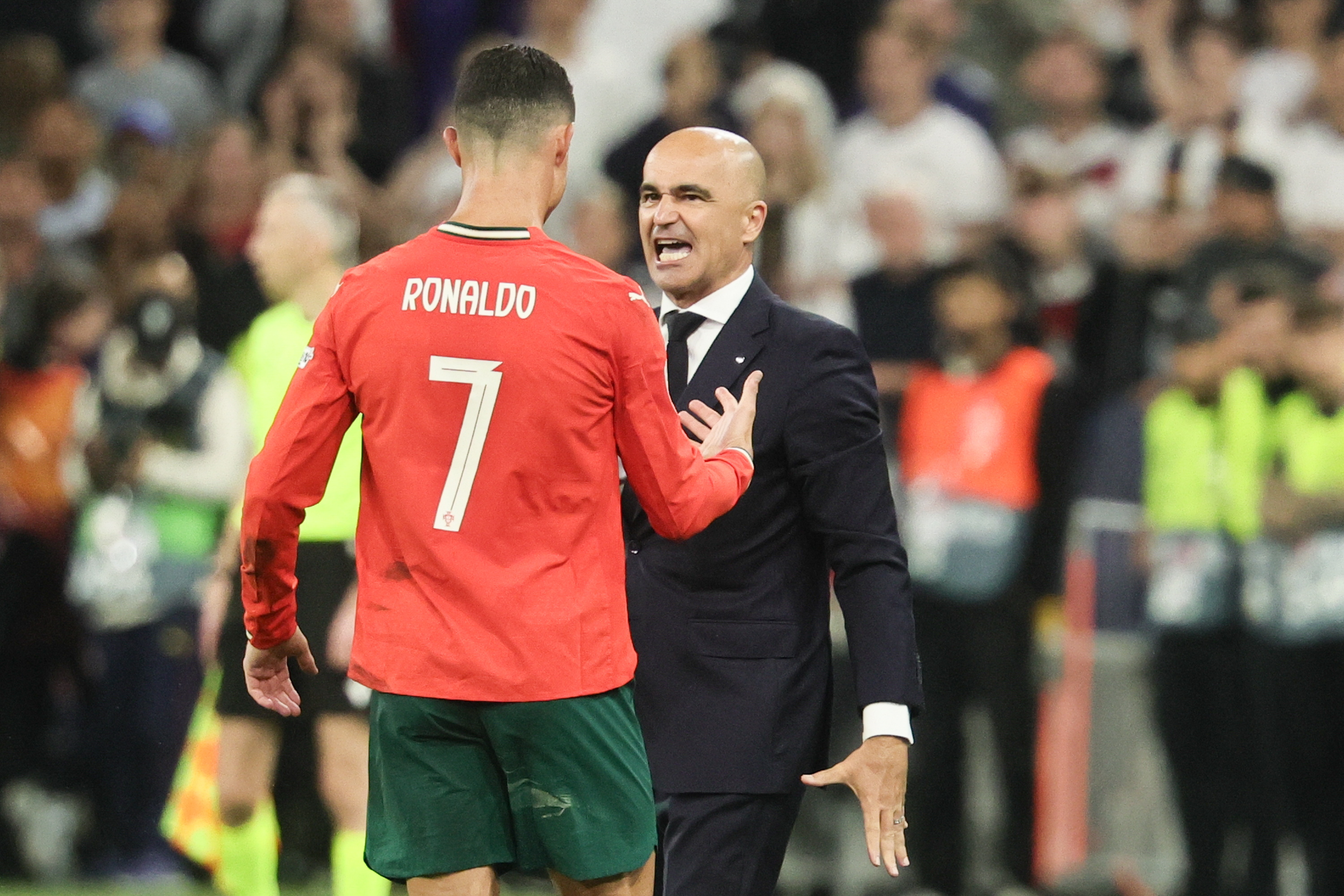 葡萄牙队中场大将在友谊赛中受伤，或将缺席联赛的简单介绍